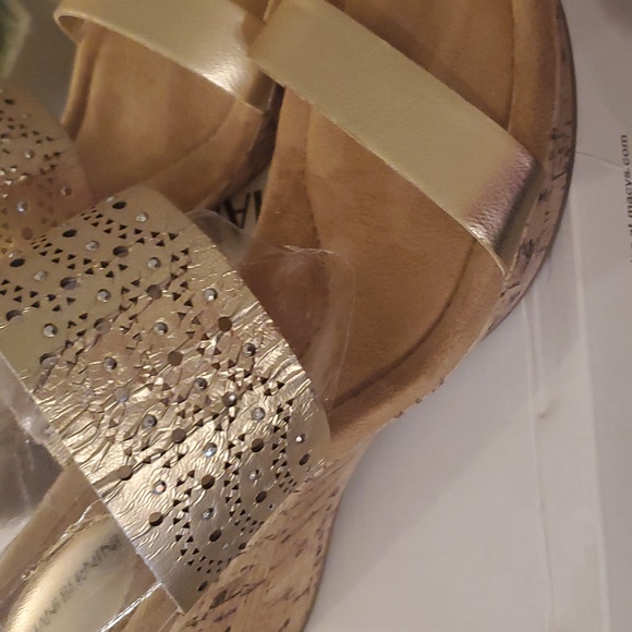 Giani Bernani Pryiaoro gold cork wedge sandals NIB - Picture 2 of 7